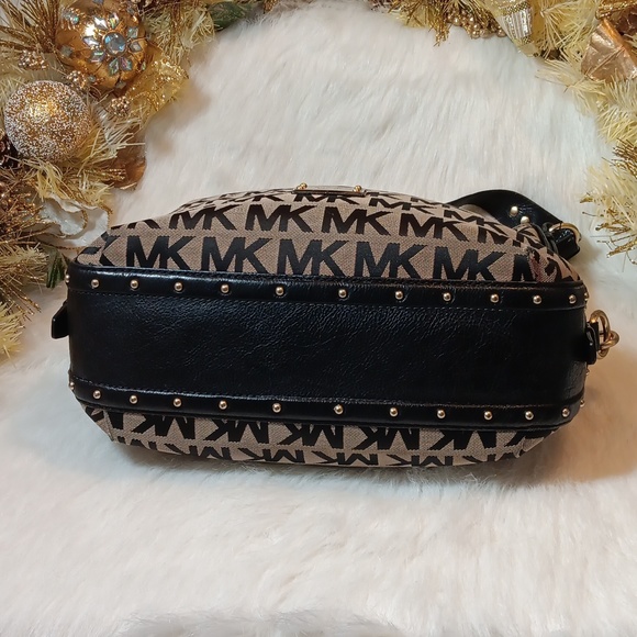 Michael Kors Big Valley Shoulder Bag - Picture 5 of 10